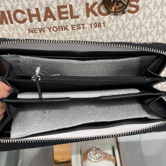 Michael Kors Men’s Women’s Cooper Tech Zip Around Wallet
Black Multi Unisex
NWT - Picture 8 of 16